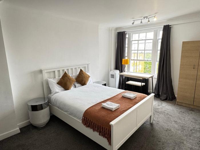 Park Lane Two Bedroom Apartment On Edgware Road
