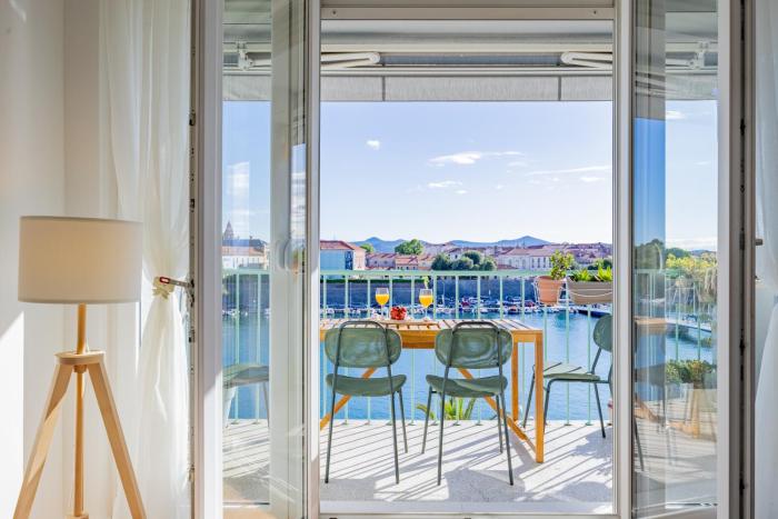 Harbor lights apartment