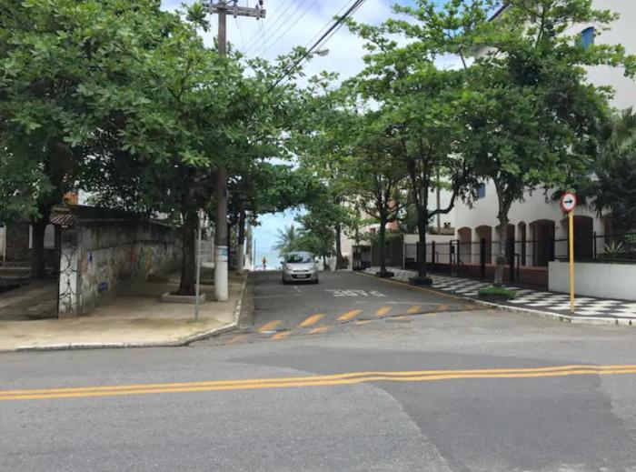 Apto com 1 suíte a 30 mts da Praia do Tombo Guarujá