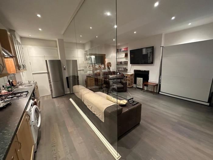 Large Studio flat in Kensington