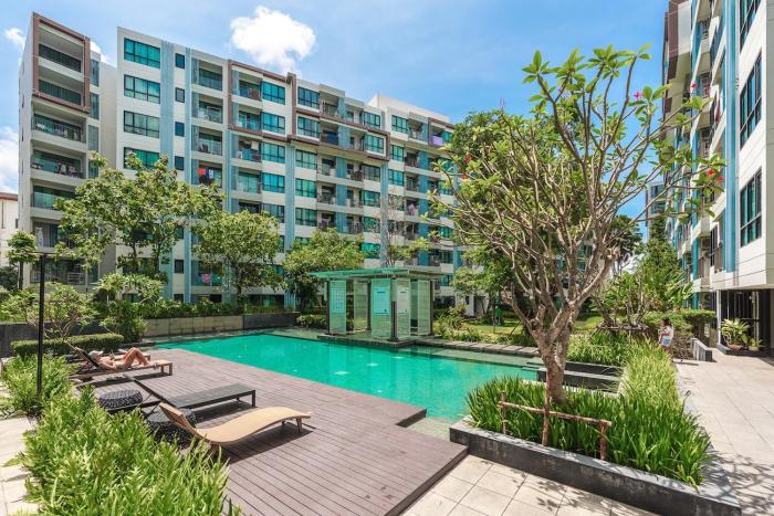 C185 Centrio 2BR Condo Walk to Mall Near Town