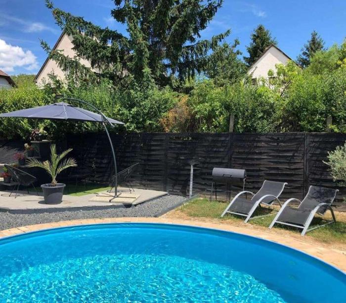 REBEKA nyaraló medencével