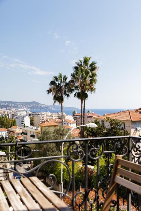 Bourgeois apartment with sea view