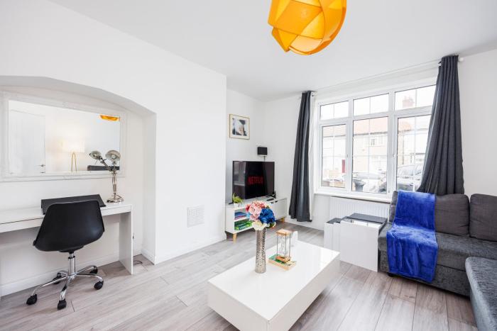 Stunning 2 Bed House with Parking in Dagenham