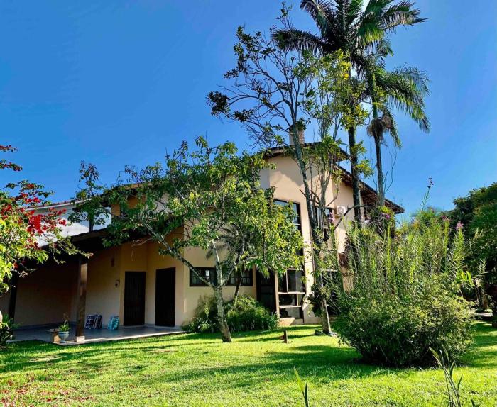 Pretty house with pool and amazing garden