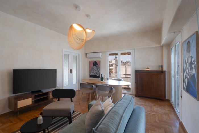 LIV - Artistic Rooftop Apartment in Pagrati