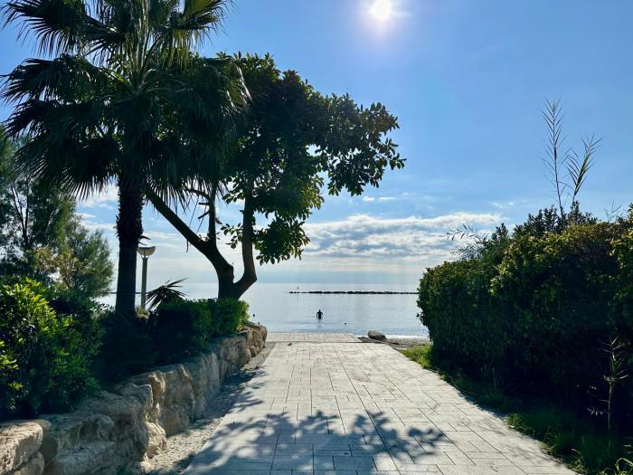 "99 steps to the beach" Beachfront apartment with Kids Room, Pool & 2 Workspaces