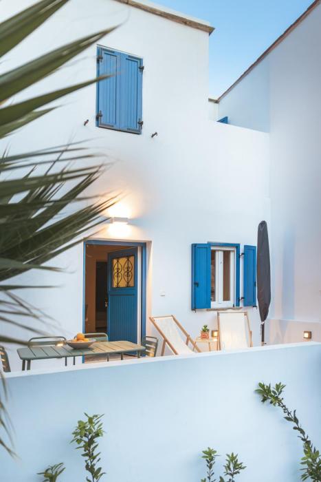 Daphni Premium Apartment - Peaceful Veranda Stay in Tinos Old Town