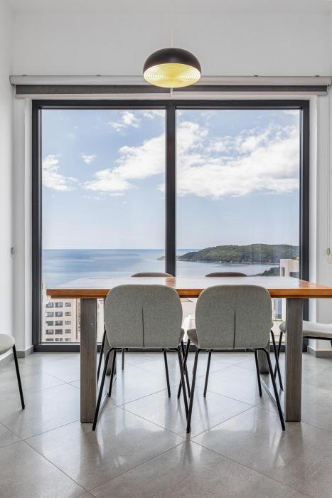 Modern Top Floor Sea View 3BR with Pools, Spa & Fitness