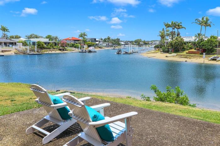 Amazing Modern Waterfront Apartment on the Canal