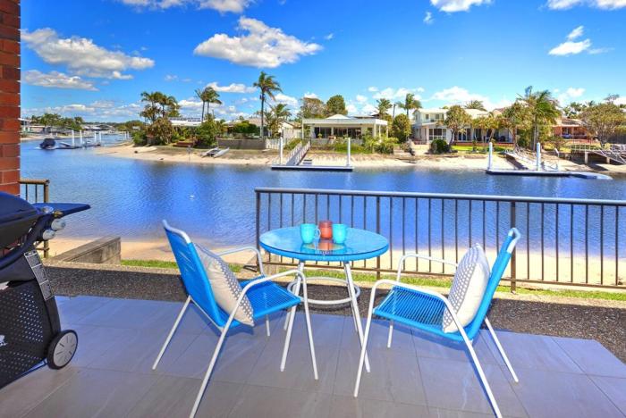 Beautiful Modern Waterfront Apartment on the Canal