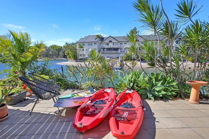 Wonderful Waterfront Apartment with Pool
