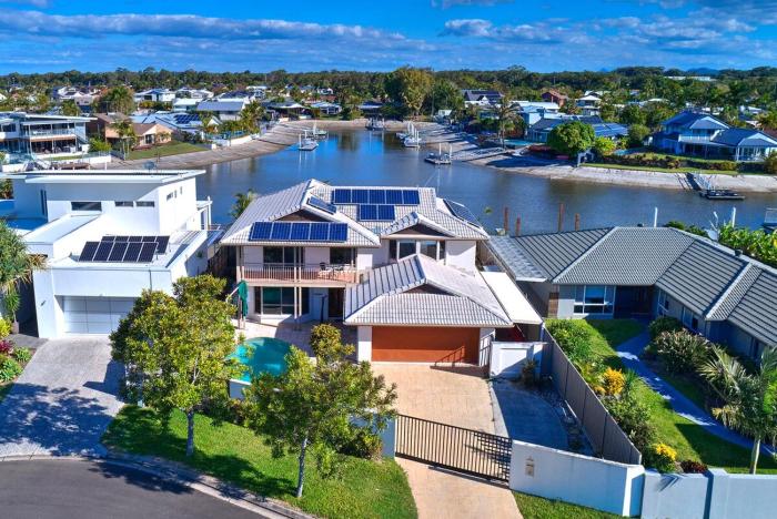 Large Waterfront Home With Pool