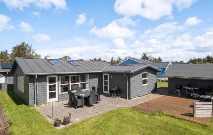 4 Bedroom Cozy Home In Hjørring