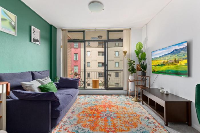 Chic Inner-City 1 Bedroom with Private Balcony