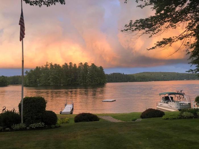 Charming & Cozy Lakefront Home - Private Beach!