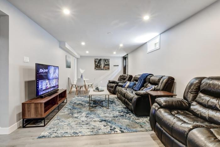 Luxury & private 3 bed basement unit kitchen, wifi, park, mall