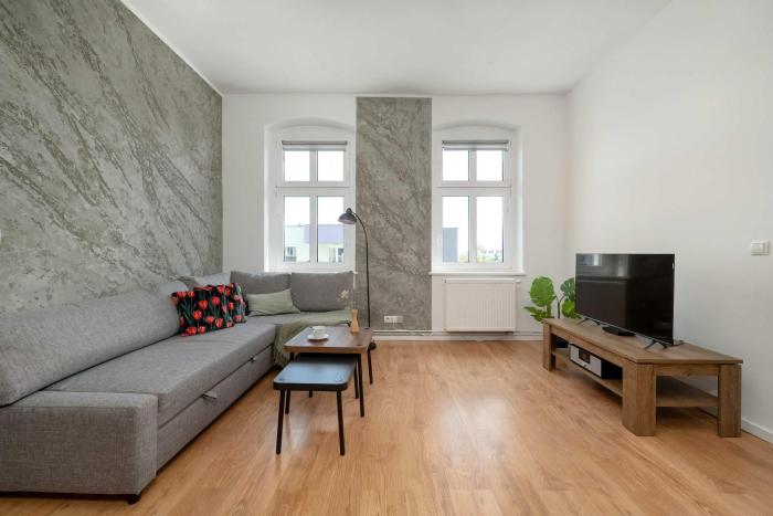 Spacious Apartment with WiFi & Smart TV Remote Working by Noclegi Renters