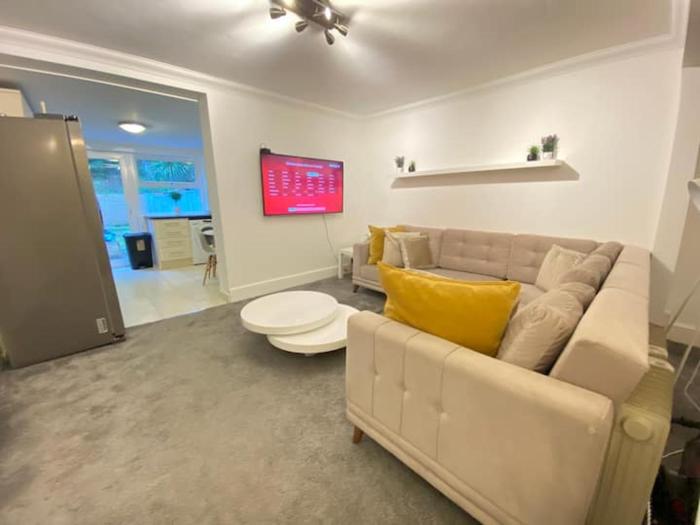 4 bed house with parking by Chatham station