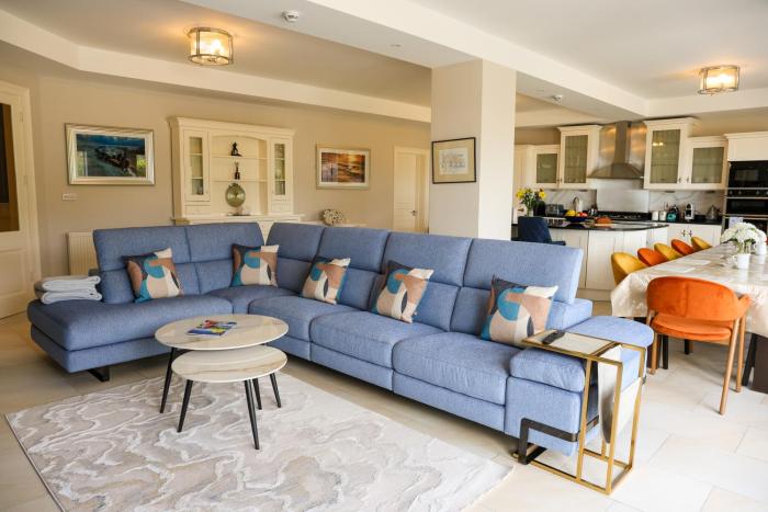 Luxury Vacation Home on the Ring of Kerry-Wild Atlantic Way with Mountain & Sea Views - 5 min walk to Glenbeigh Village - 10 min drive to Rossbeigh Beach & Dooks Golf Course -30 minute drive from Muckross House and National Park -3 night min stay