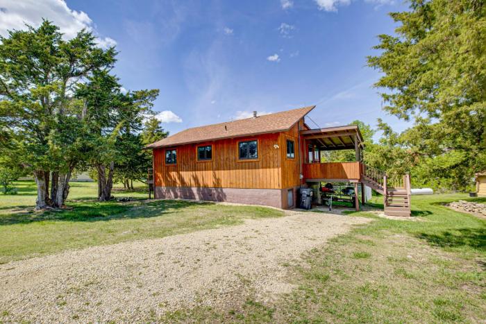 Less Than 1 Mi to Tuttle Creek Lake Cabin with 2 Kayaks!
