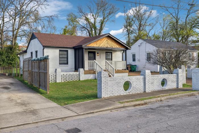 Modern Close to Downtown Nashville 3 Bed Home 30 or more Days by SkyRun Nashville