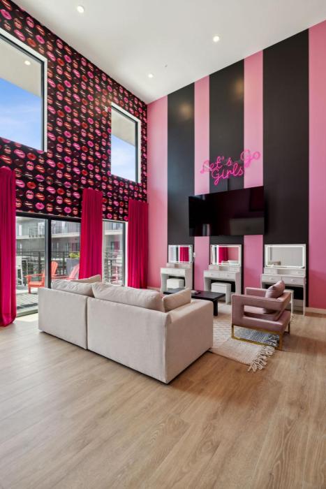 Broadway Girls in Downtown Nash, Walk to Broadway, Pool and Gym