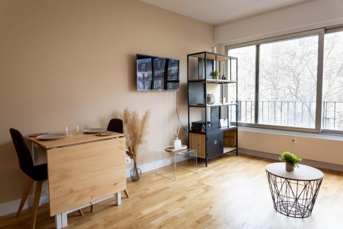 Charming Moulin Rouge Studio