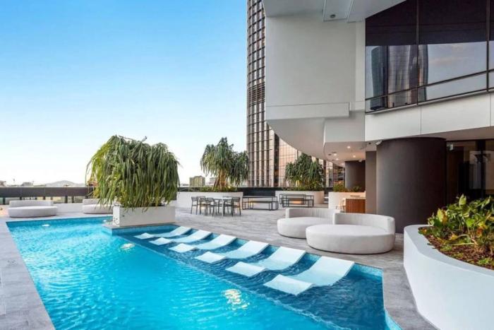 Luxurious 2 Bed Apartment with Pool, Sauna & Gym