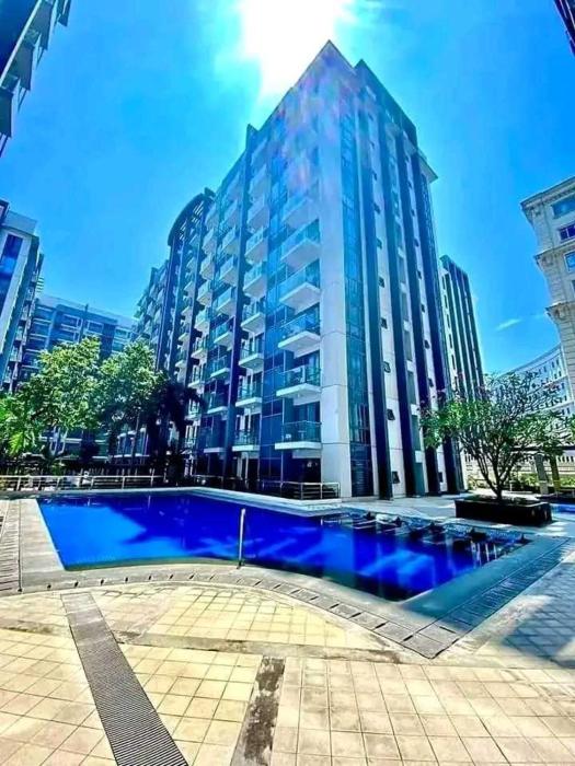 PALMTREE NEWPORT AND AIRPORT STAYCATION by MRMCONDOTEL