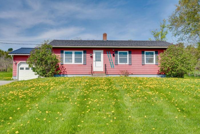 8 Mi to Jay Peak Resort: Scenic Retreat w Deck