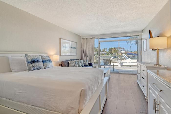 Waterfront Hotel Room, Huge Pool, Tiki Bar, Beach!