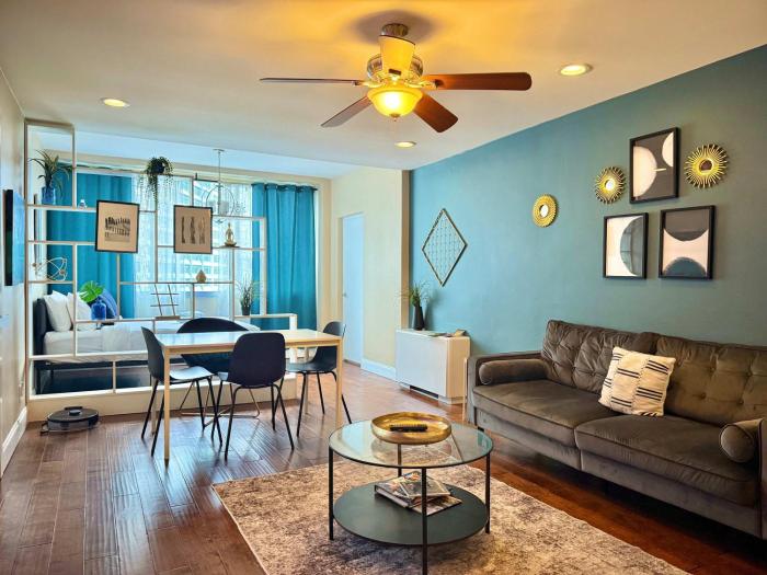 Downtown! 2BD City view Onsite Parking King LM809