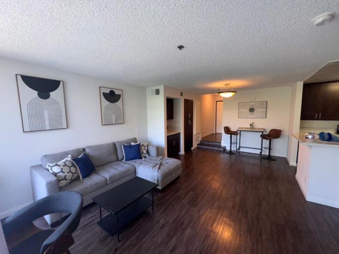 Hollywood Awesome Stay Free parking