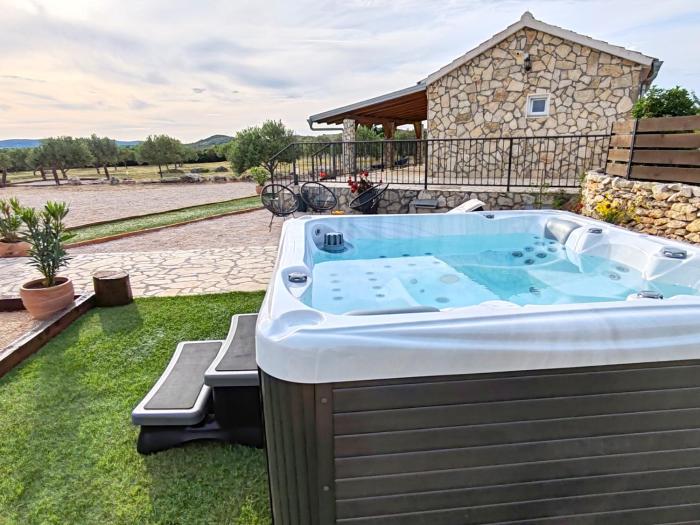 Holiday home Juli with JACUZZI