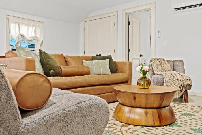 The Gatsby Carriage House Luxe Stay w Game Room