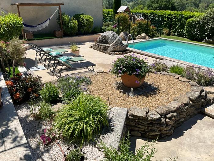 Le petit bastidon gîte à Oppède avec piscine