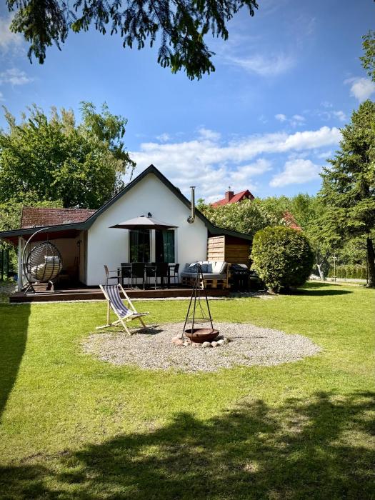 Biały domek nad jeziorem Selment