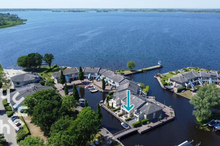 OV306 - Very nice and spacious 4 person apartment near Giethoorn on the water and private dock