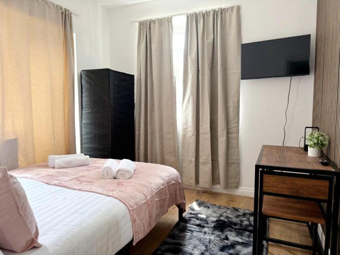 BD-Stylish Double bed in Wembley