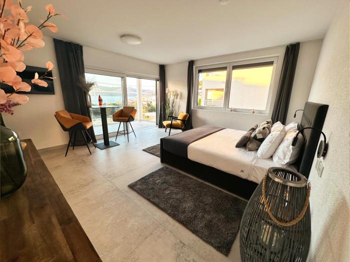 Romantic coastal apartment with sea views