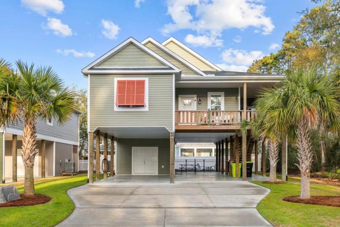Modern Family Retreat - Hot Tub and Fire Pit