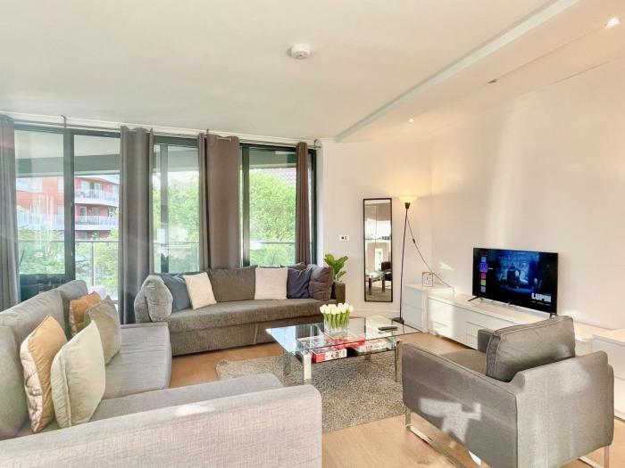 Sleek 3-bedroom flat with Balcony, Lift access, FREE WiFi in Southwark, Borough near The Shard