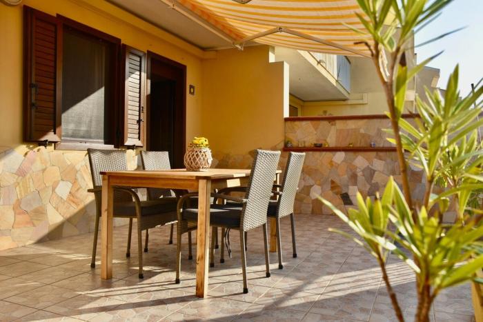 Albachiara sul mare, villetta con ampia veranda