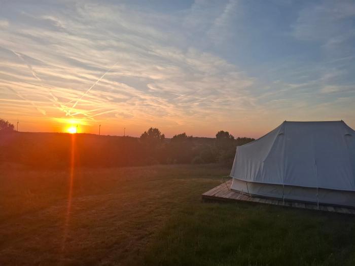 Tente glamping "Explorateurs" à la Ferme de la Chevêche
