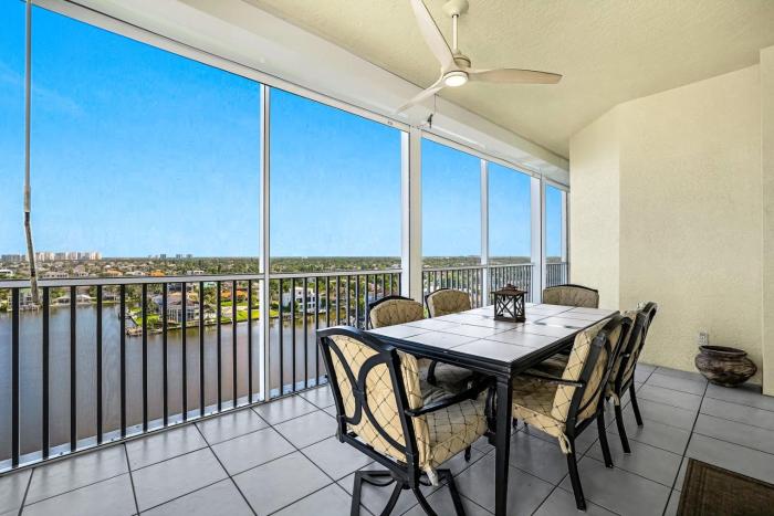 Endless Bay Views―Steps to the Beach