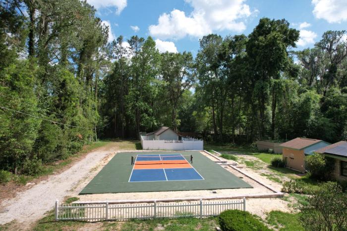 Amazing little house at Gnv with pickleball court
