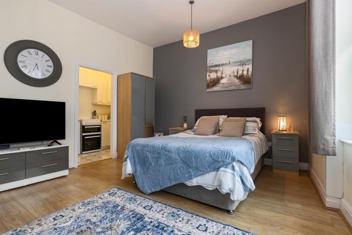 Tenby Studio Apartment - Stroll to Beach and Town