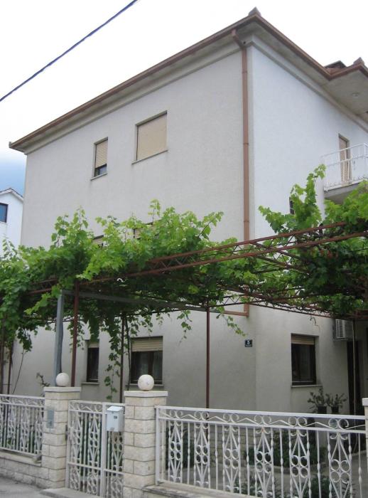 Apartments with parking space Kastel Stafilic, Kastela - 20662