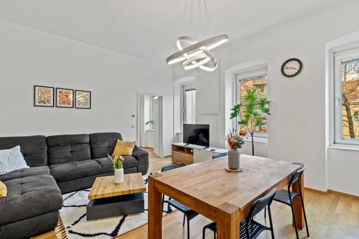 7 min to Shopping Street I 5 min to Train Station